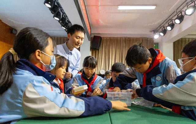 2、2025年11月21日，重慶市南川區(qū)隆化第六小學(xué)?？茖W(xué)課堂上，教師引導(dǎo)學(xué)生預(yù)測(cè)物體浮沉，提升觀察分析能力。.jpg