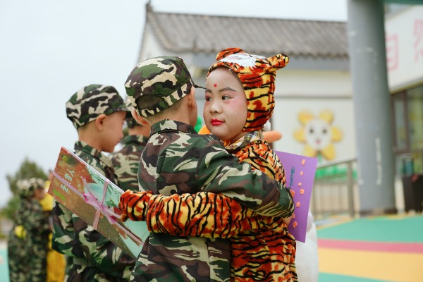 城鄉(xiāng)幼兒互贈禮物后熱情擁抱  劉婷 拍攝.JPG