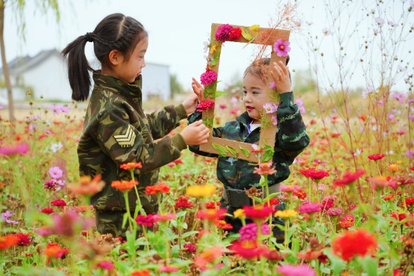 幼兒在自然課堂中感知秋色  劉婷 拍攝.JPG
