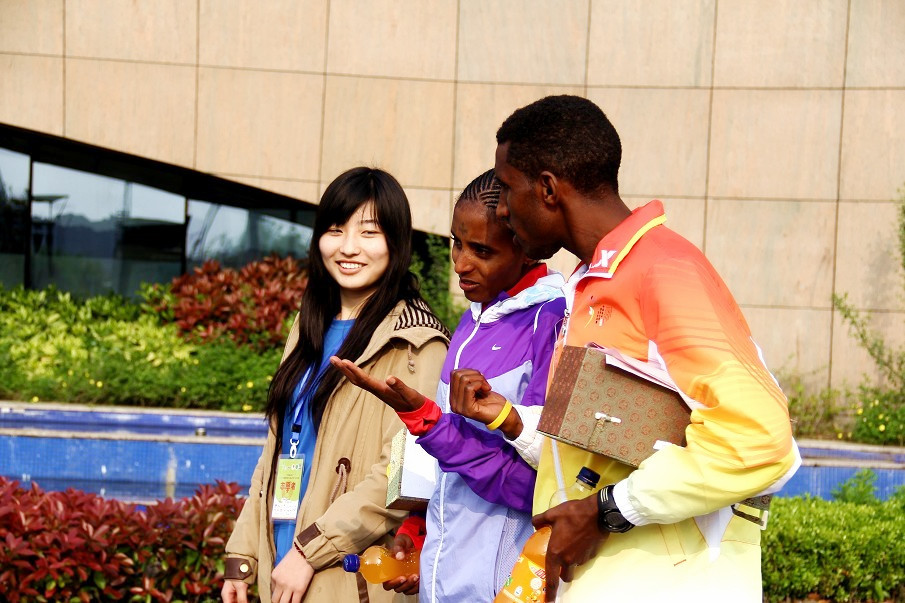 2.揚(yáng)州大學(xué)志愿者在開展運(yùn)河文化調(diào)研.jpg 2.揚(yáng)州大學(xué)志愿者在開展運(yùn)河文化調(diào)研.jpg