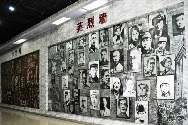 這是晉綏邊區(qū)革命紀念館的英烈墻，總導演第一次采風時被強烈震撼，一定要把這面墻還原到舞臺上，讓后人深深的緬懷和銘記。演員們到達后，一致要求先到紀念館參觀學習。.jpg