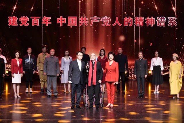 《詩意中國?紅色記憶》的壓軸節(jié)目是抗戰(zhàn)詩篇《我愛這土地》，但在今天賦予了新的意義，那就是共產(chǎn)黨人永遠的初心。.jpg