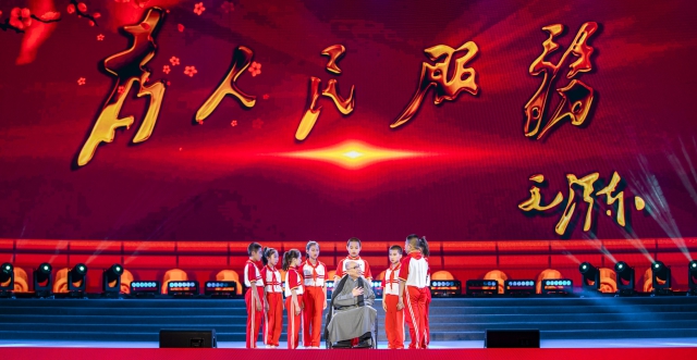 表演藝術家喬榛老師和興縣一二〇師學校的孩子們演繹《為人民服務的故事》，這個故事在短短2天內(nèi)，他不知道給孩子們講了多少遍了。.jpg