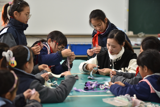 圖為江北區(qū)第二實(shí)驗(yàn)小學(xué)女紅社團(tuán) 學(xué)校供圖.jpg 圖為江北區(qū)第二實(shí)驗(yàn)小學(xué)女紅社團(tuán) 學(xué)校供圖.jpg