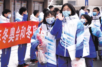 1月23日，在北京交通大學(xué)，首批冬奧志愿者準(zhǔn)備出發(fā)。當(dāng)日，北京交通大學(xué)首批冬奧志愿者集結(jié)出發(fā)。據(jù)了解，首批80名師生志愿者將在國家體育館開展志愿服務(wù)工作。新華社記者 任超 攝.jpg