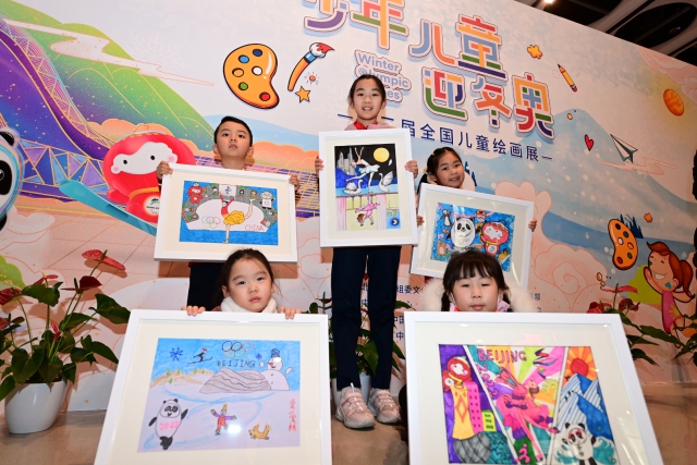 少年兒童迎冬奧——第二屆全國兒童繪畫展”今天在中國婦女兒童博物館開幕。從2022幅作品中精心遴選出的300余幅代表作，分為“我的童年冬奧夢”“靈巧小手畫冬奧”“冰雪迎春喜洋洋”“攜手奮進(jìn)向未來”四個(gè)篇章進(jìn)行展示。2.jpg