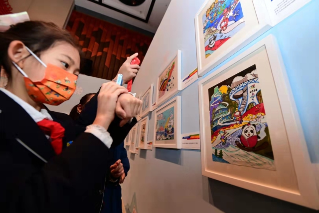 少年兒童迎冬奧——第二屆全國兒童繪畫展”今天在中國婦女兒童博物館開幕。從2022幅作品中精心遴選出的300余幅代表作，分為“我的童年冬奧夢”“靈巧小手畫冬奧”“冰雪迎春喜洋洋”“攜手奮進(jìn)向未來”四個(gè)篇章進(jìn)行展示。1.jpg