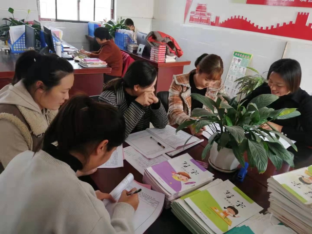 1 鄭莊小學(xué)教師集體備課。（王燕杰 攝）.jpg