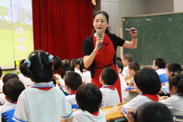 p50 圖1 學(xué)校教師在課堂上開展啟發(fā)式教學(xué)，與學(xué)生互動(dòng)。吳春嬈 供圖.jpg