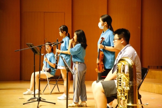 閉營(yíng)儀式結(jié)束后，各族青少年還開(kāi)展了聯(lián)歡活動(dòng)，同學(xué)們表演了維吾爾族舞蹈、蒙古族群舞、民族樂(lè)器演奏、歌曲合唱等節(jié)目.jpg