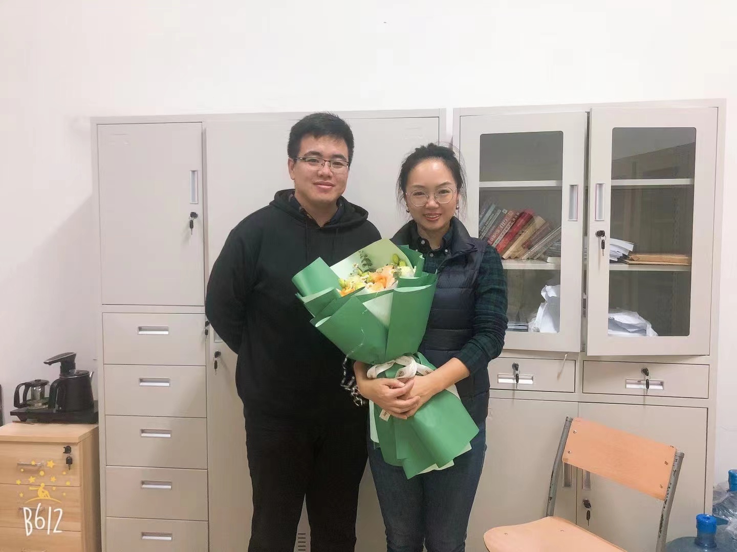 胡澤鵬考上博士之后與紀老師合影.jpg 胡澤鵬考上博士之后與紀老師合影.jpg