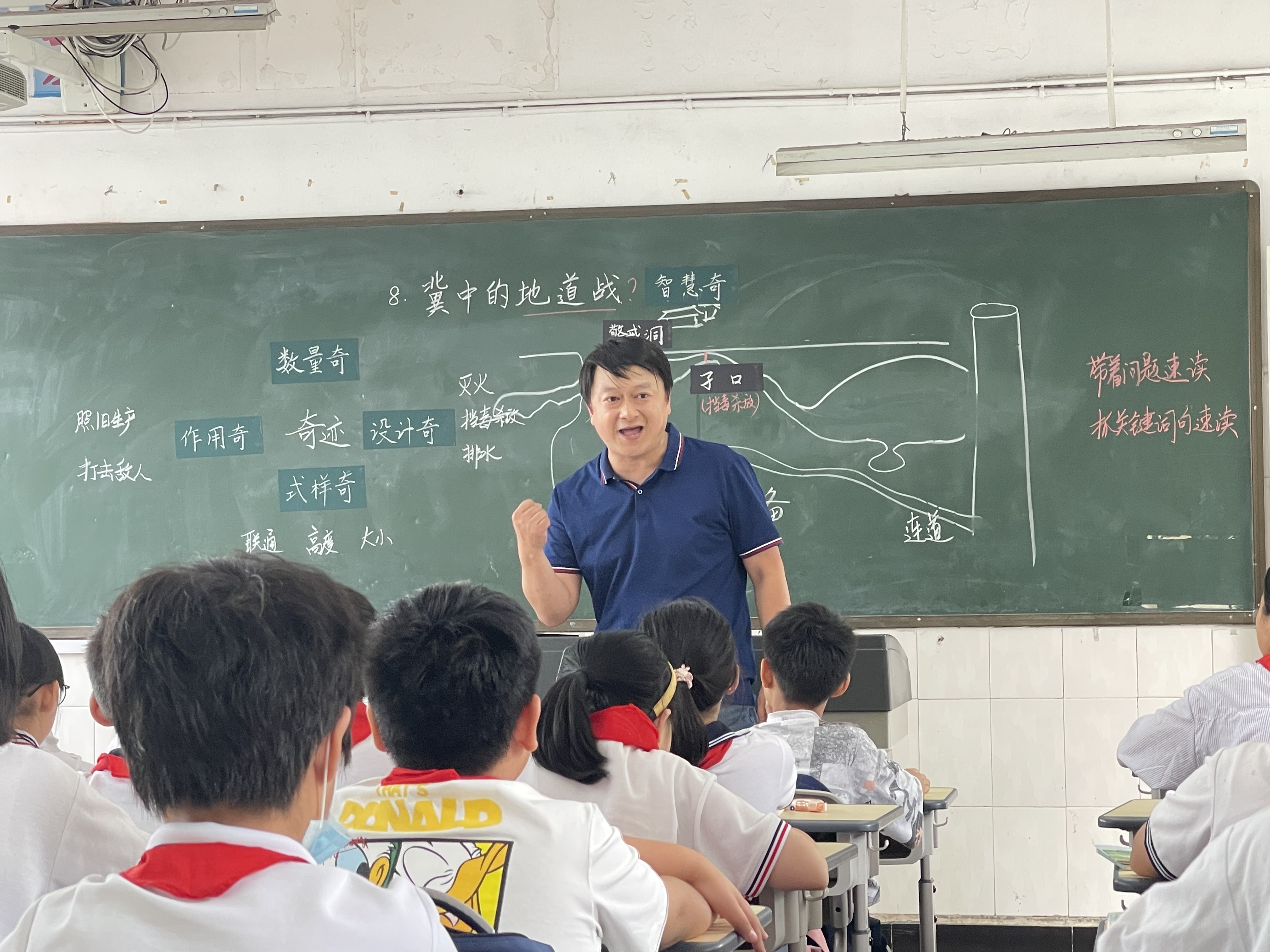 寧波市學(xué)科骨干教師、華山小學(xué)副校長(zhǎng)王梁賢帶隊(duì)來(lái)到育才小學(xué)開(kāi)展“組團(tuán)式”指導(dǎo)幫扶 周曉亞攝.jpg
