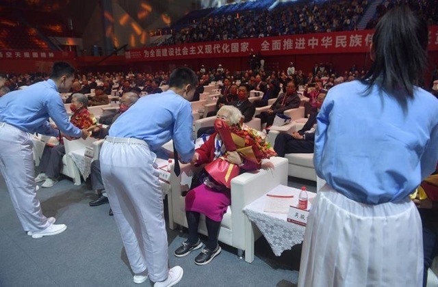2022級(jí)學(xué)生代表向北航首屆學(xué)生、1952級(jí)校友代表獻(xiàn)花。學(xué)校供圖.jpg