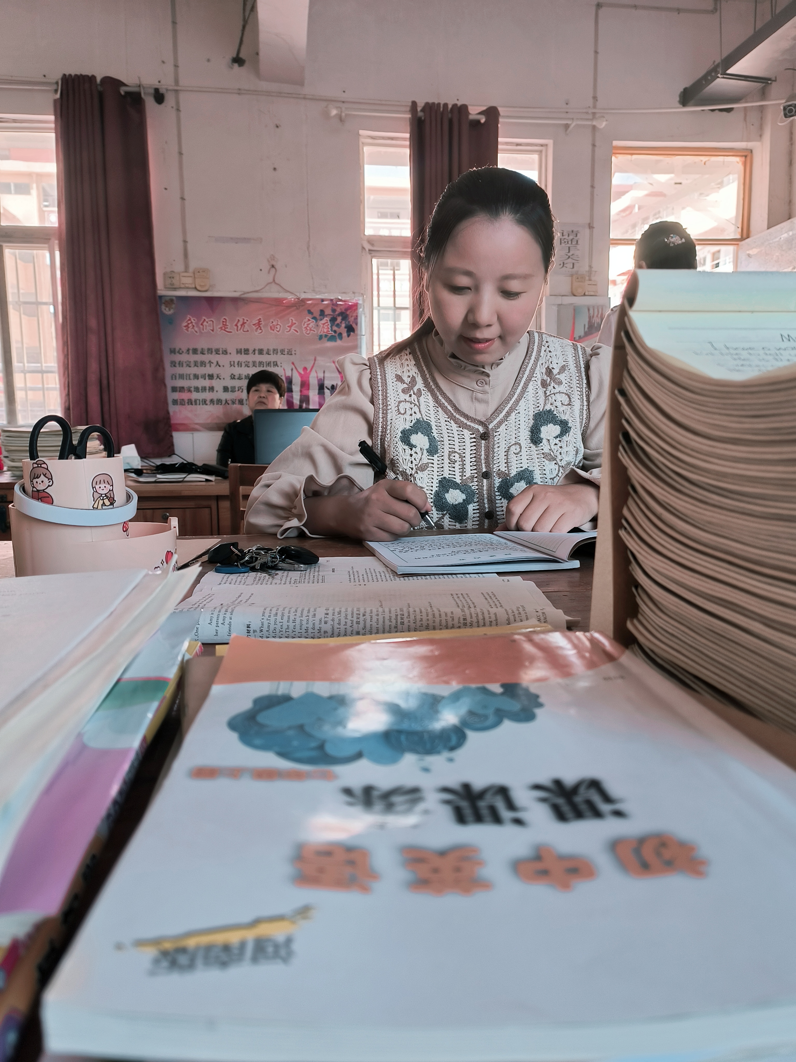 張鳳娟老師在批改作業(yè)(鄲城縣教體局 供圖.jpg 張鳳娟老師在批改作業(yè)(鄲城縣教體局 供圖.jpg