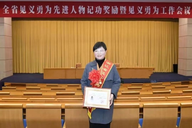 鄭果老師榮獲“浙江省人民政府見義勇為一等功” 學校供圖.jpg 鄭果老師榮獲“浙江省人民政府見義勇為一等功” 學校供圖.jpg