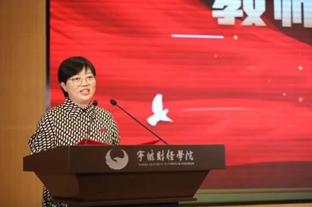 鄭果老師在學校講課 學校供圖.jpg 鄭果老師在學校講課 學校供圖.jpg