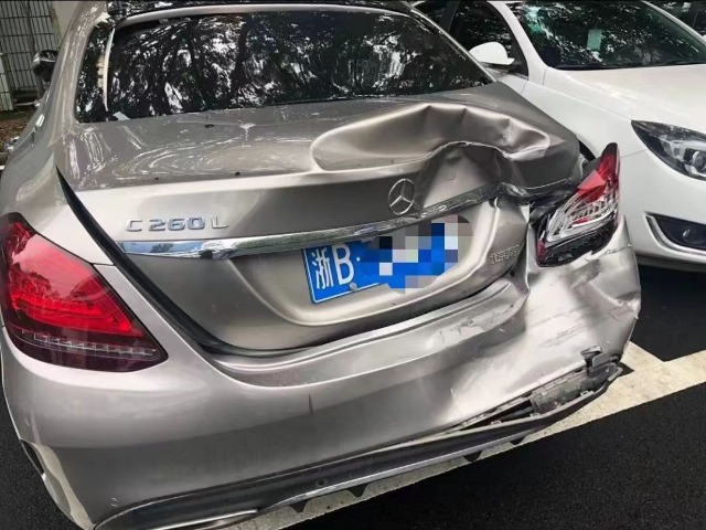 當時鄭果被撞的車輛 學校供圖.jpg 當時鄭果被撞的車輛 學校供圖.jpg