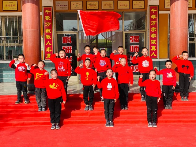 三年級學(xué)生在“紅星閃閃耀我前行”活動(dòng)中表演紅歌《童心向黨》.JPG