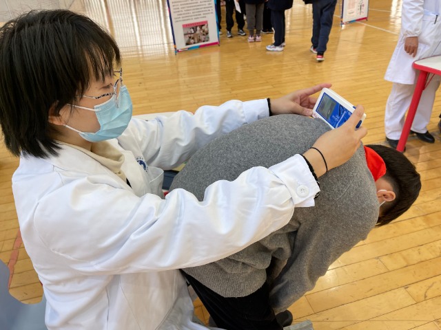 工作人員進(jìn)行脊柱側(cè)彎篩查工作 寧波市教育局供圖.jpg 工作人員進(jìn)行脊柱側(cè)彎篩查工作 寧波市教育局供圖.jpg
