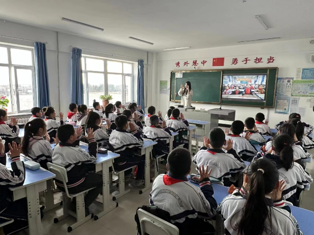 2023年3月，東北林業(yè)大學2022級農(nóng)村發(fā)展碩士陳美羽在湯池鎮(zhèn)中心小學教學生們手勢舞.png