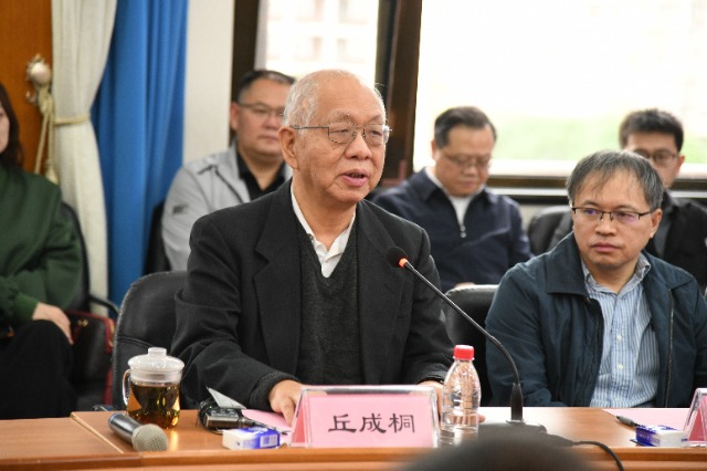 丘成桐先生講話。學校供圖.jpg