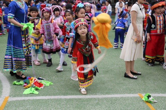 南寧市星湖小學(xué)一、二年級(jí)的學(xué)生開展了壯族競技項(xiàng)目“背簍繡球”.JPG