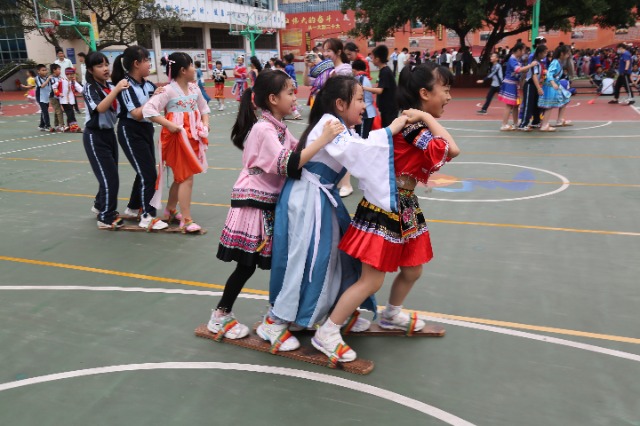 南寧市星湖小學(xué)的三、四年級(jí)學(xué)生開展了壯族競技項(xiàng)目“三人板鞋”.JPG