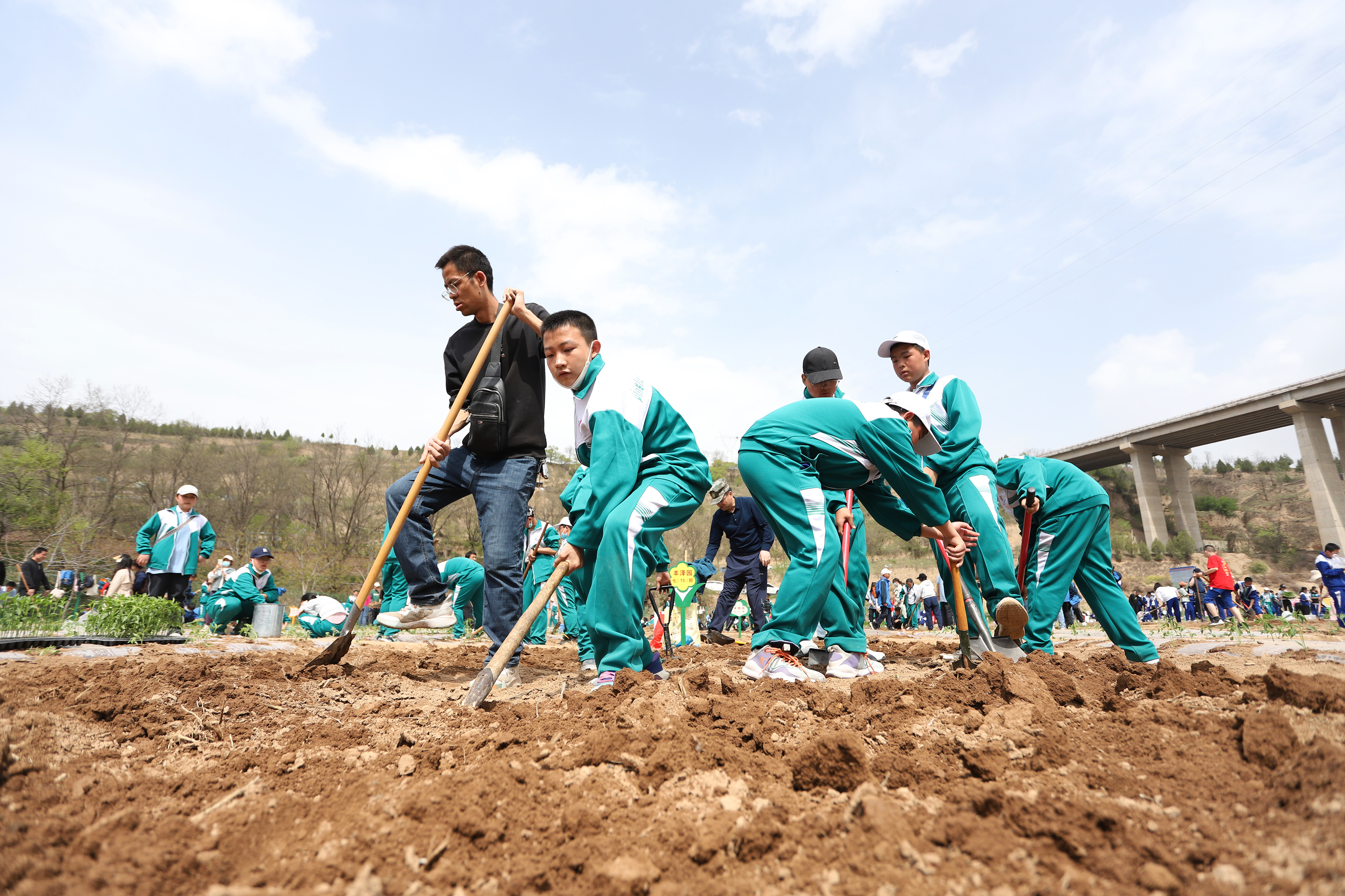 10——4月27日，在甘肅省平?jīng)鍪械谒闹袑W行知園學農(nóng)基地里，老師、家長和學生在翻地。.JPG