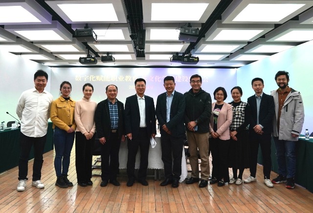 到場(chǎng)嘉賓合影。主辦方供圖。