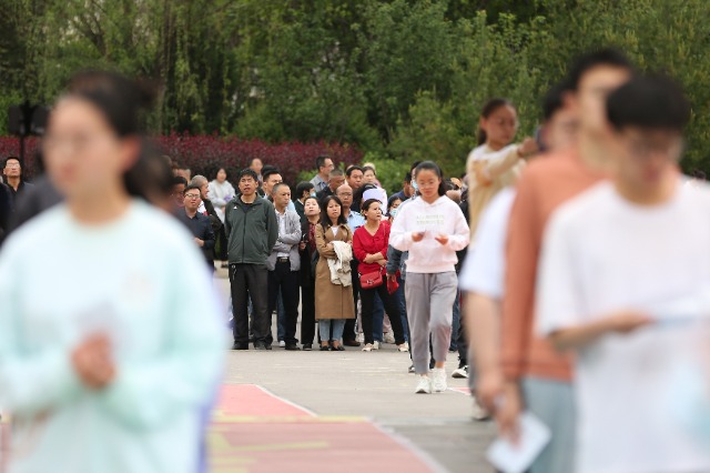 07——6月7日，在甘肅省平?jīng)鍪械谖逯袑W(xué)考點，家長們目送考生進入考場。.JPG