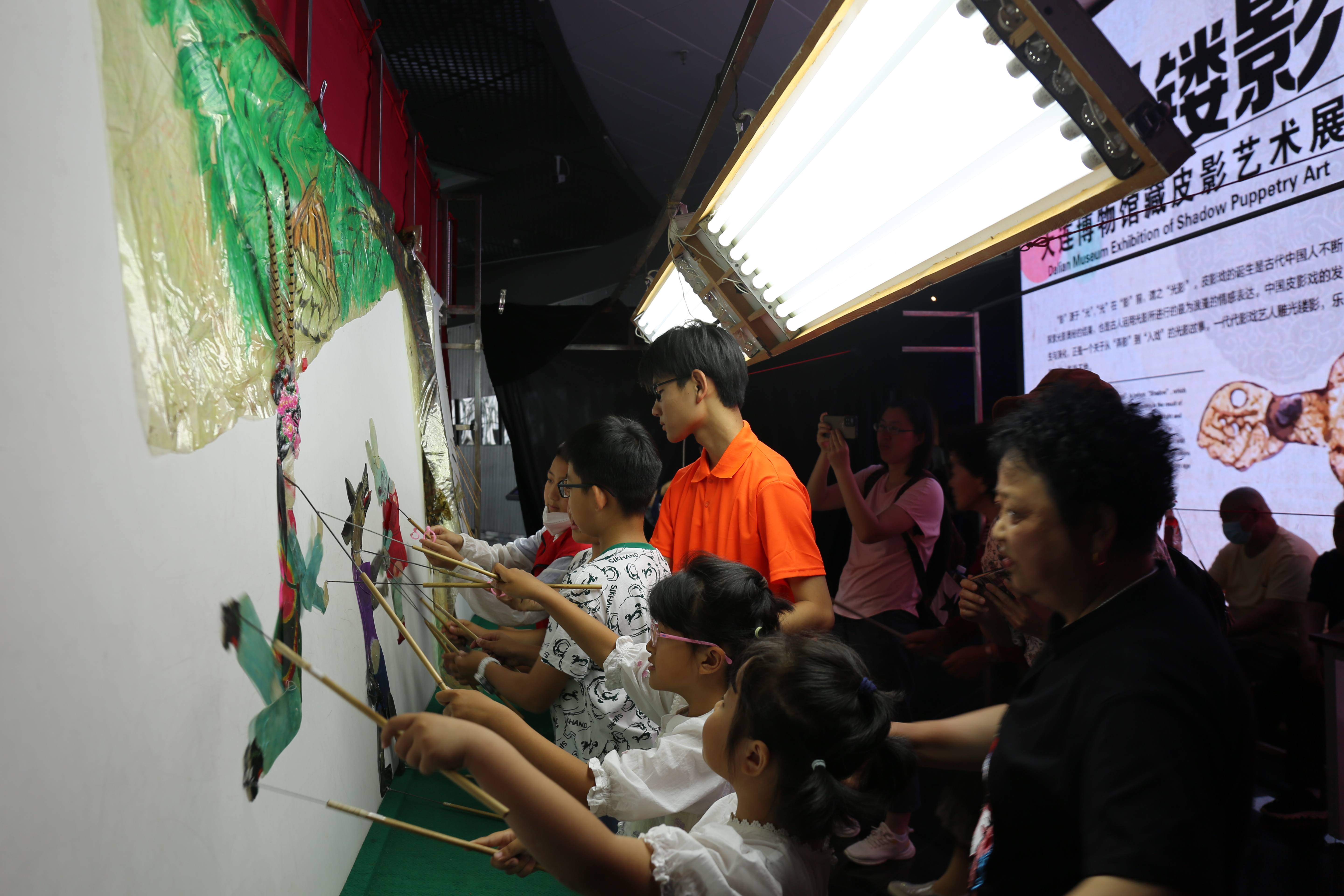 大連職業(yè)技術(shù)學(xué)院學(xué)生在大連博物館教小朋友表演皮影戲.jpg 大連職業(yè)技術(shù)學(xué)院學(xué)生在大連博物館教小朋友表演皮影戲.jpg