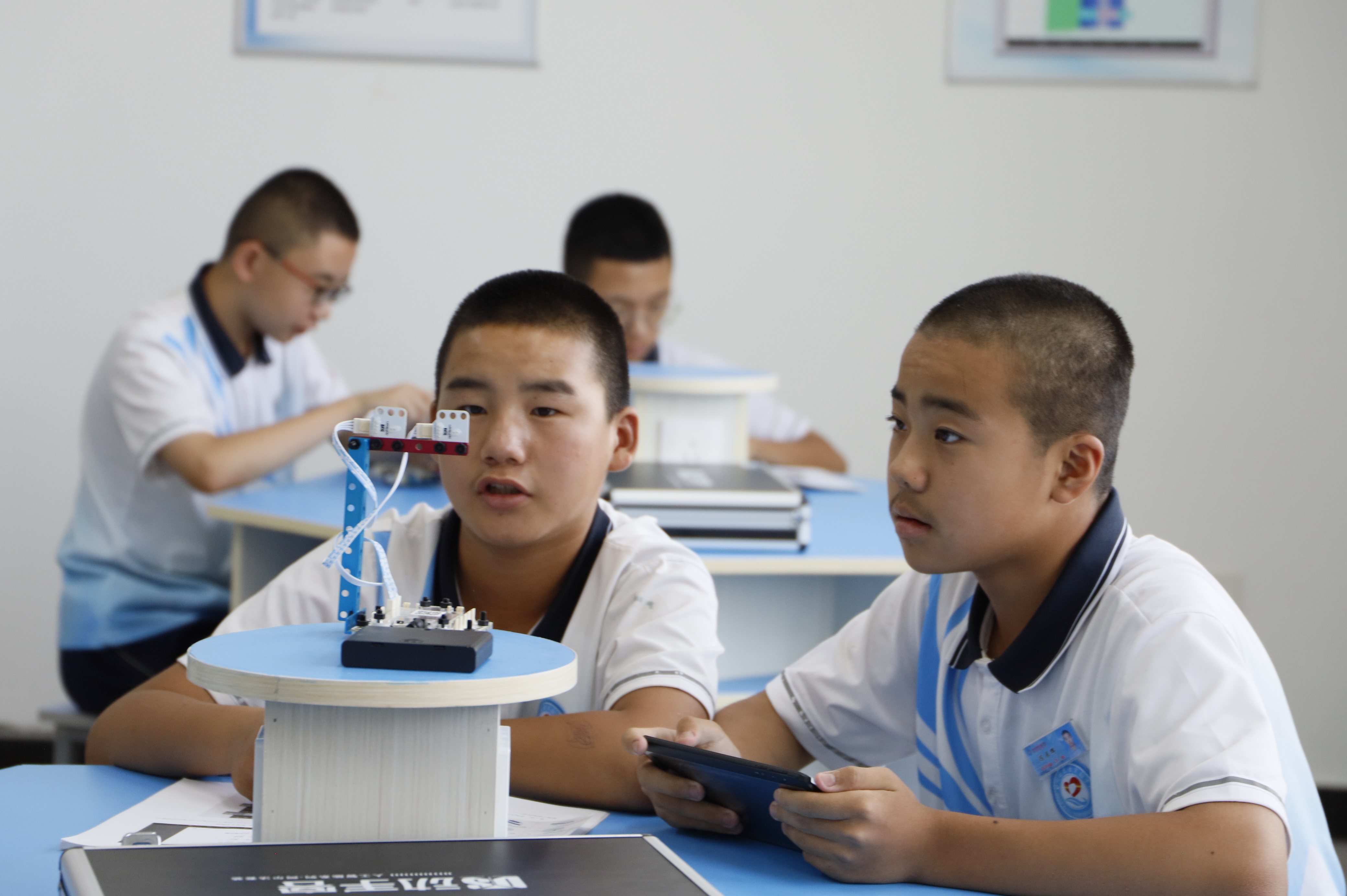?2021?年?9?月?3?日，甘州區(qū)思源實(shí)驗(yàn)學(xué)校學(xué)生在利用平板電腦進(jìn)行創(chuàng)客演示。（張儒泰攝）.JPG