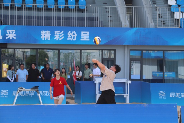 實(shí)踐團(tuán)成員體驗(yàn)沙灘排球運(yùn)動 學(xué)校供圖.JPG 實(shí)踐團(tuán)成員體驗(yàn)沙灘排球運(yùn)動 學(xué)校供圖.JPG