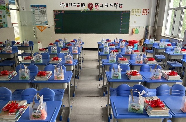 黑龍江五常時(shí)代中學(xué)，煥然一新的教室靜待學(xué)生歸來。梁丹攝.jpg
