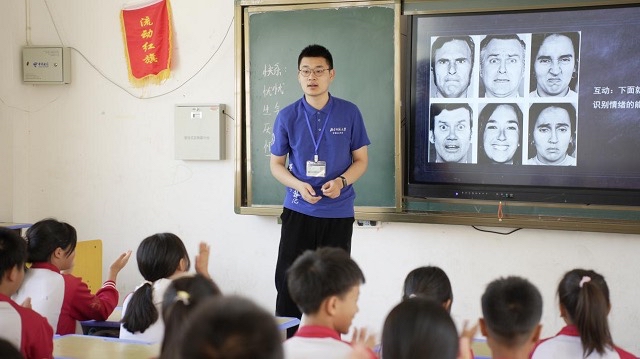 暑期實踐團隊在當?shù)剡M行支教。學校供圖.jpg