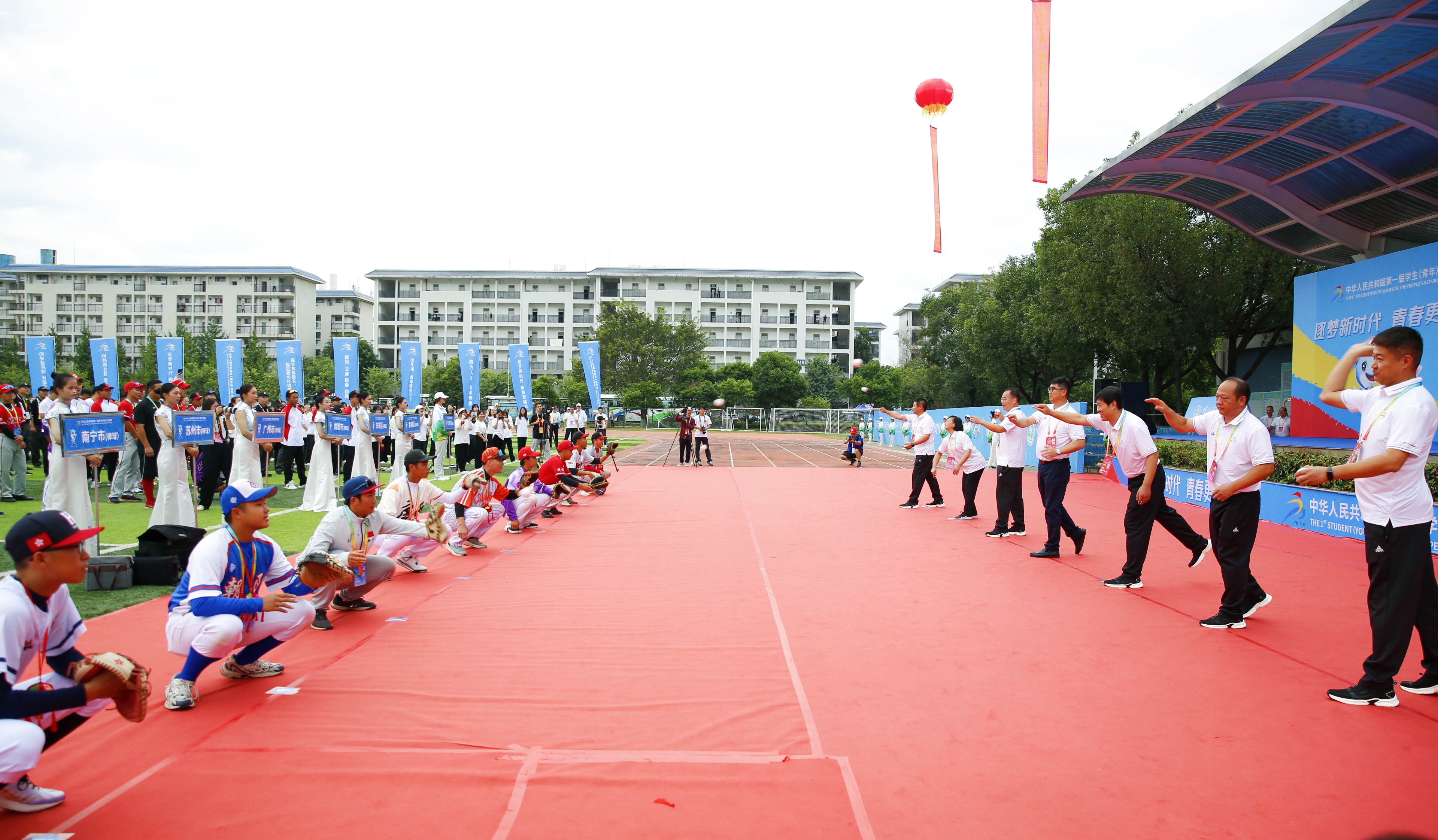 主席臺(tái)上領(lǐng)導(dǎo)、嘉賓為比賽開球.jpg