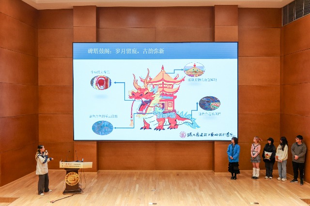 學(xué)生展示非遺文創(chuàng)作品 寧波市教育局供圖.jpg 學(xué)生展示非遺文創(chuàng)作品 寧波市教育局供圖.jpg