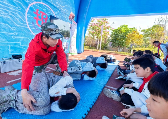 教官向?qū)W生傳授校園安全防踩踏知識。.jpg