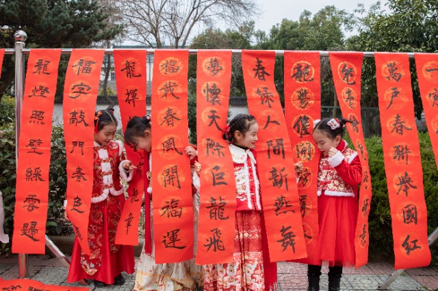 慈溪學子展示寫好的春聯(lián) 慈溪市教育局供圖.jpg 慈溪學子展示寫好的春聯(lián) 慈溪市教育局供圖.jpg