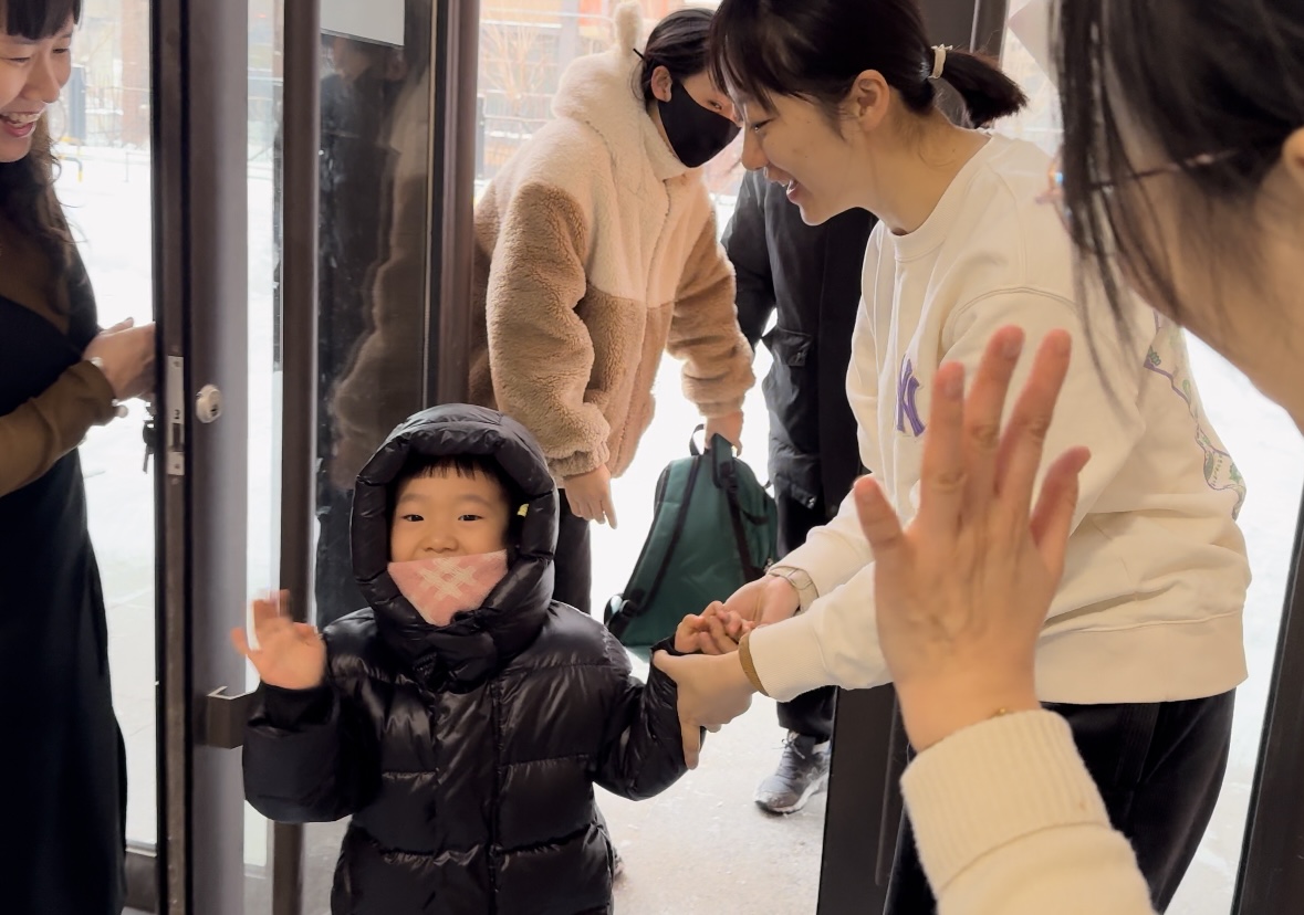 綠園區(qū)第三實(shí)驗(yàn)幼兒園  早晨入園時(shí)，孩子開心地和老師打招呼（綠園區(qū)教育局供圖）.jpg