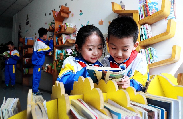 04 臨澤縣城關小學學生在閱讀。趙琳攝.jpg