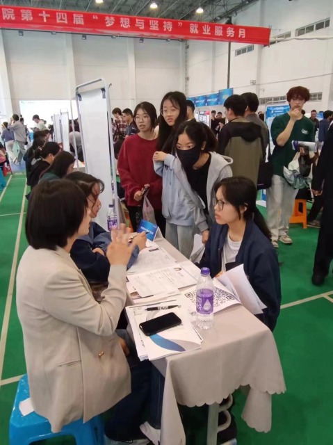 寧波專精特新企業(yè)高校畢業(yè)生專場招聘會現場 學校供圖1.jpg