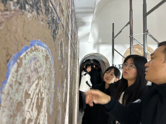 同學(xué)們跟著師傅“造石窟”。學(xué)校供圖
