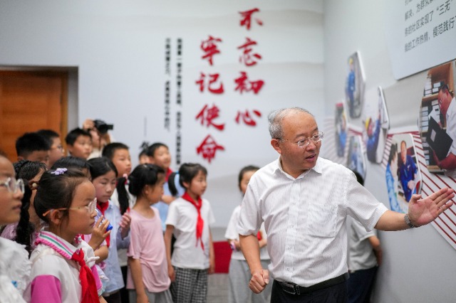 學(xué)生們與“時代楷?！卞X海軍互動 慈溪市學(xué)生成長指導(dǎo)中心供圖.jpg