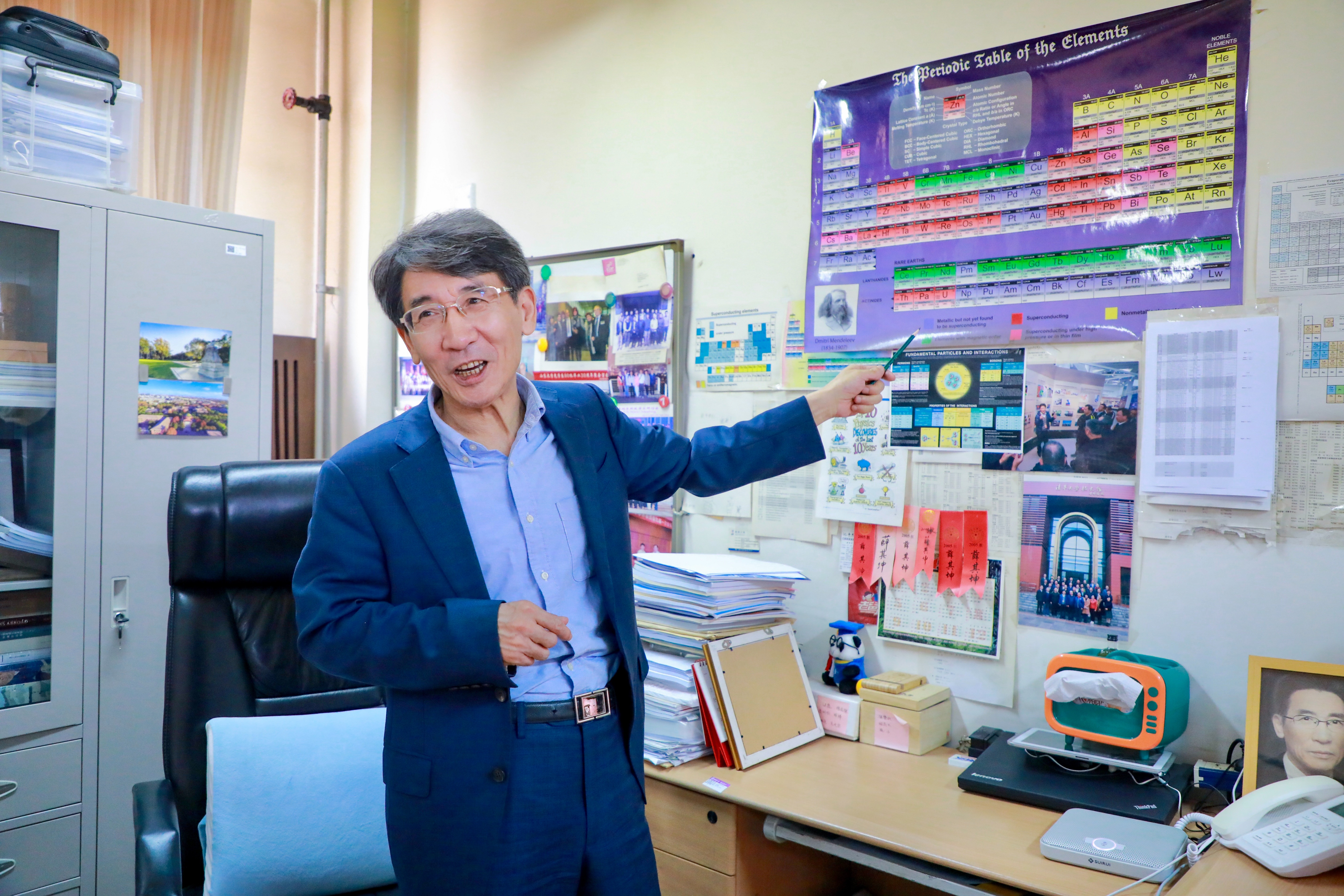 中國(guó)科學(xué)院院士、清華大學(xué)教授、南方科技大學(xué)校長(zhǎng)薛其坤正在給學(xué)生講解科學(xué)知識(shí)。（南方科技大學(xué)供圖）.jpg