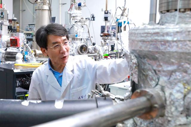 中國(guó)科學(xué)院院士、清華大學(xué)教授、南方科技大學(xué)校長(zhǎng)薛其坤正在開展科學(xué)研究。（南方科技大學(xué)供圖）.jpg
