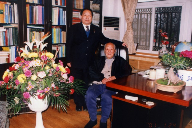 2001年2月，李德仁給導(dǎo)師王之卓拜年.jpg