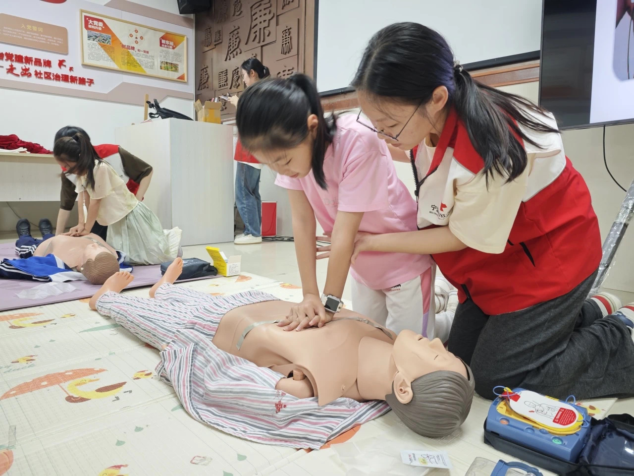 寧波衛(wèi)生職業(yè)技術(shù)學(xué)院守護生命應(yīng)急救護志愿服務(wù)隊進社區(qū)現(xiàn)場教學(xué)急救知識 學(xué)校供圖.JPG 寧波衛(wèi)生職業(yè)技術(shù)學(xué)院守護生命應(yīng)急救護志愿服務(wù)隊進社區(qū)現(xiàn)場教學(xué)急救知識 學(xué)校供圖.JPG