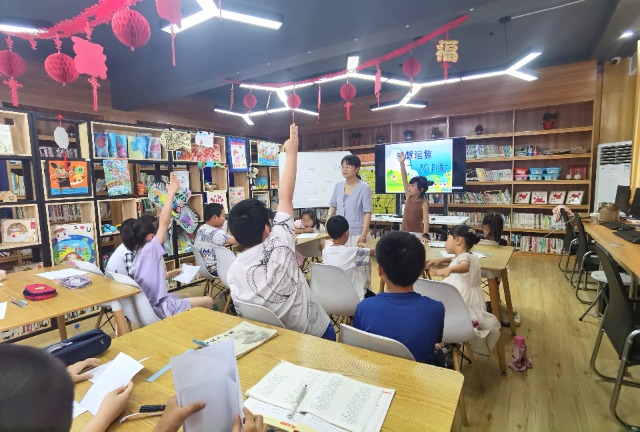 7月16日，姜堰區(qū)三水街道關(guān)工委陳莊社區(qū)校外輔導(dǎo)站開辦的《智慧運算一一感受別樣的數(shù)學(xué)》得到孩子們的青睞。（拍攝者：泰州市姜堰區(qū)關(guān)工委 全玉英）.jpg