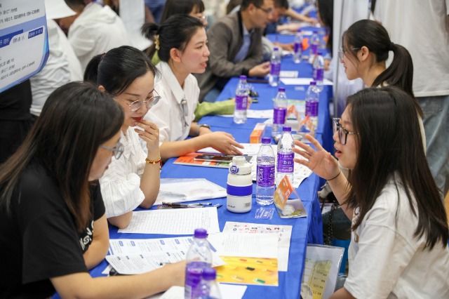 寧波市民營(yíng)企業(yè)在甬高校畢業(yè)生專場(chǎng)招聘會(huì)現(xiàn)場(chǎng) 寧波市教育局供圖.jpg 寧波市民營(yíng)企業(yè)在甬高校畢業(yè)生專場(chǎng)招聘會(huì)現(xiàn)場(chǎng) 寧波市教育局供圖.jpg